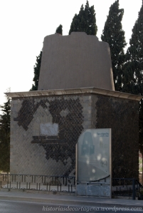 Otra persprectiva de Torre Ciega. Se puede distinguir en el centro la inscripción 